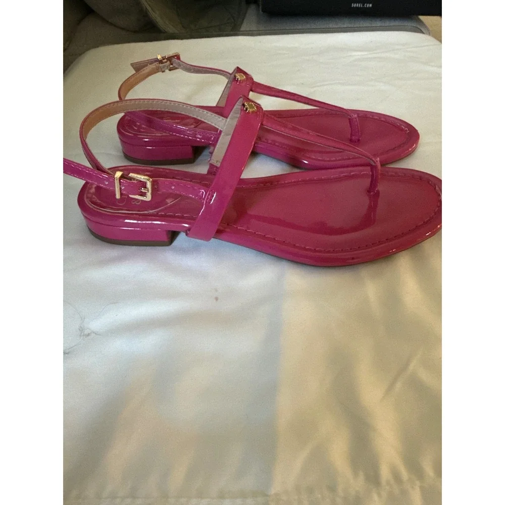 Crown & Ivy Womens Hot Pink Patent T-Strap Sandals Gold Flower Stud Size 6